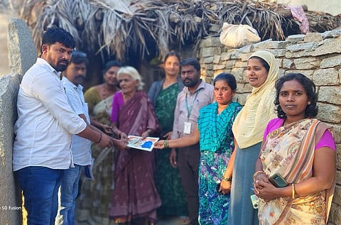 ಕೂಡ್ಲಿಗಿ ತಾಲೂಕಿನ ಗುಡೇಕೋಟೆ ಗ್ರಾಮದಲ್ಲಿ ಧರ್ಮಸ್ಥಳ ಗ್ರಾಮಾಭಿವೃದ್ಧಿ ಸಂಸ್ಥೆಯಿಂದ ಗ್ರಾಪಂ ಅಧ್ಯಕ್ಷ ಎನ್.ಕೃಷ್ಣ ವೃದ್ದರಿಗೆ ಮಾಸಶನ ವಿತರಿಸಿದರು. ಗುಡೇಕೋಟೆ ವಲಯ ಮೇಲ್ವಿಚಾರಕರಾದ ಉಮೇಶ್, ಕರಿಯಪ್ಪ, ಸೇವಾ ಪ್ರತಿನಿಧಿಗಳಾದ ಸುನೀತಾ, ನೇತ್ರಾವತಿ, ಕವಿತಾ, ಲಕ್ಷ್ಮೀ, ನವೀನ್ ತಾಜ್ ಇದ್ದರು.