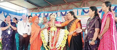 ಹರಪನಹಳ್ಳಿ ತಾಲೂಕಿನ ನೀಲಗುಂದದಲ್ಲಿ ಹಮ್ಮಿಕೊಂಡಿದ್ದ ತಾಲುಕು ಮಟ್ಟದ ಮಹಿಳಾ ವಿಚಾರಗೋಷ್ಠಿ ಹಾಗೂ ಜ್ಞಾನ ವಿಕಾಸ ಕಾರ್ಯಕ್ರಮವನ್ನು ಗುಡ್ಡದ ವಿರಕ್ತ ಮಠದ ಚನ್ನಬಸವ ಶಿವಯೋಗಿ ಸ್ವಾಮೀಜಿ ಉದ್ಘಾಟಿಸಿದರು. ಜ್ಞಾನ ವಿಕಾಸ ಸಮನ್ವಯ ಅಧಿಕಾರಿ ಕವಿತಾ, ವಲಯ ಮೇಲ್ವೀಚಾರಕಿ ನೇತ್ರಾಭಾಯಿ, ಪ್ರಮುಖರಾದ ಸುವರ್ಣಾ ಆರುಂಡಿ, ಎಸ್.ನಾಗರತ್ನಾ ಇತರರಿದ್ದರು.