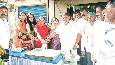 ಕಾರೆಹಳ್ಳಿ 2ನೇ ಬ್ಲಾಕಿನ ನೂತನ ಹಾಲು ಉತ್ಪಾದಕರ ಮಹಿಳಾ ಸಹಕಾರ ಸಂಘವನ್ನು ಶಾಸಕ ಸಿ.ಎನ್. ಬಾಲಕೃಷ್ಣ ಉದ್ಘಾಟಿಸಿದರು. ಸಹಕಾರ ಸಂಘದ ಅಧ್ಯಕ್ಷೆ ವಸಂತ ರಾಮೇಗೌಡ, ಕಾರ್ಯದರ್ಶಿ ಸುಪ್ರೀತಾ ನಂದೀಶ್, ಪುಷ್ಪಲತಾ ನಟೇಶ್, ರಾಮಚಂದ್ರ, ಸತೀಶ್, ಲಕ್ಷ್ಮಣ್, ನಾಗೇಂದ್ರ, ಕಲಾವತಿ ದೇವರಾಜ್, ಇದ್ದರು.