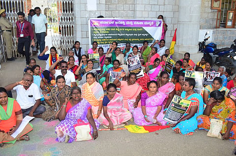 Karnataka Janashakti, Women's Front workers protest Mandya