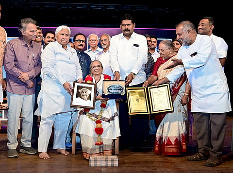 Raghu_22_Kuvempu_National_Award_@_Ravindra_Kalakshetra (1)