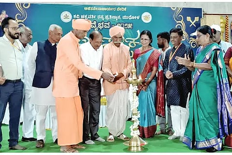 Ratnatraya's contribution to Kannada poetry tradition is invaluable
