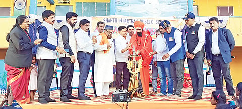 ಅರಸೀಕೆರೆ ನಗರದ ಶಾಂತಿನಿಕೇತನ ಪಬ್ಲಿಕ್ ಶಾಲೆಯ ವಾರ್ಷಿಕೋತ್ಸವವನ್ನು ಗಣ್ಯರು ಉದ್ಘಾಟಿಸಿದರು. ಶ್ರೀ ಅಭಿನವ ಶಿವಲಿಂಗ ಸ್ವಾಮೀಜಿ, ಪರಮೇಶ್, ಗುರುಸಿದ್ದೇಶ್, ಮೌಲಾನಾ ಸೈಯದ್ ಅಬ್ದುಲ್ ಖಾದರ್ ನೂರಾನಿ, ಸುರೇಖಾ, ನವೀನ್ ಕುಮಾರ್, ನಿಲೇಶ್, ಅಸಾದುಲ್ಲಾ ಇತರರಿದ್ದರು.