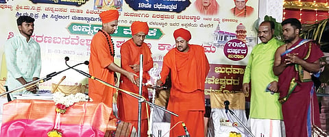 ಗೊರೇಬಾಳದಲ್ಲಿ ಶ್ರೀ ಶರಣಬಸವೇಶ್ವರ ಪುರಾಣ ಪ್ರವಚನಕ್ಕೆ ಸುವರ್ಣಗಿರಿ ವಿರಕ್ತಮಠದ ಬಸವಲಿಂಗ ಸ್ವಾಮೀಜಿ, ಸಂತೆಕೆಲ್ಲೂರಿನ ಘನಮಠೇಶ್ವರ ಮಠದ ಗುರುಬಸವ ಸ್ವಾಮೀಜಿ ಚಾಲನೆ ನೀಡಿದರು. ಪ್ರವಚನಕಾರ ಮಣಕವಾಡಿಯ ಅಭಿನವ ಮೃತ್ಯುಂಜಯ ಸ್ವಾಮೀಜಿ, ಸಂಗೀತಗಾರ ಶಿವಲಿಂಗಯ್ಯ ಸ್ವಾಮಿ ಹಿರೇಮಠ, ತಬಲ ವಾದಕ ತೋಟೇಂದ್ರ ಕುಮಾರ್ ಗದಗ ಇದ್ದರು.