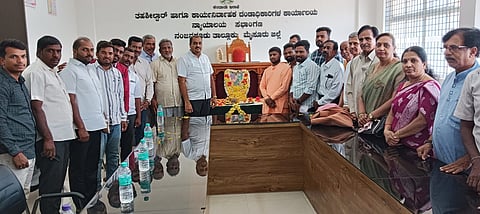 12 ನಂಜನಗೂಡು 1: ನಂಜನಗೂಡು ಪಟ್ಟಣದ ತಾಲೂಕು ಕಚೇರಿ ಸಭಾಂಗಣದಲ್ಲಿ ಜಗದ್ಗುರು ಶ್ರೀ ರೇಣುಕಾಚಾರ್ಯರ ಜಯಂತಿ ಆಚರಿಸಲಾಯಿತು. ನಾಗರಾಜೇಂದ್ರ ಸ್ವಾಮೀಜಿ, ಶಿವಮೂರ್ತಿ ಶಿವಾಚಾರ್ಯ ಸ್ವಾಜೀಜಿ, ಶಿವಕುಮಾರ್ ಕಾಸನೂರು, ಮಹೇಶ್, ಸಿಂಧುವಳ್ಳಿ ಕೆಂಪಣ್ಣ, ಆರ್.ವಿ.ಮಹದೇವಸ್ವಾಮಿ, ಅನುಸೂಯ ಗಣೇಶ್, ದೇವನೂರು ಶಿವಪ್ಪ ದೇವರು, ನಟೇಶ್, ಮಹೇಶ್ ಇತರರಿದ್ದರು.
