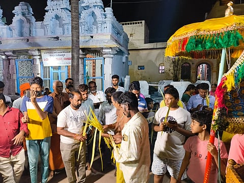 ಕನಕಗಿರಿಯ ಶ್ರೀ ಕನಕಾಚಲ ದೇವಸ್ಥಾನದ ತಾಳೆ ಗರಿ ಆಮಂತ್ರಣ ಪತ್ರಿಕೆ(ವಾಲಿ)ಯನ್ನು ಭಕ್ತರಿಗೆ ಹಂಚಲಾಯಿತು. ಅರ್ಚಕ ಕುಟುಂಬಸ್ಥರಾದ ವಿಜಯಪ್ರಸಾದ್, ಅನಂತಕೃಷ್ಣ ಇತರರಿದ್ದರು.