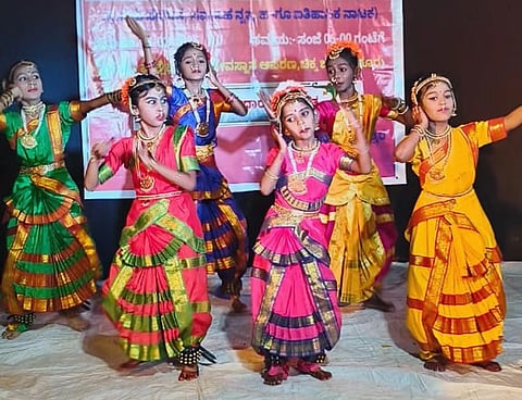 ಕಂಪ್ಲಿ ಸಮೀಪದ ಚಿಕ್ಕಜಾಯಿಗನೂರಿನಲ್ಲಿ ಹಮ್ಮಿಕೊಂಡಿದ್ದ ಗ್ರಾಮೀಣ ಸಾಂಸ್ಕೃತಿಕ ಸೌರಭ ಕಾರ್ಯಕ್ರಮದಲ್ಲಿ ಸಣಾಪುರದ ಎಸ್.ಸಂಗೀತ ತಂಡದಿಂದ ನೃತ್ಯ ಪ್ರದರ್ಶಿಸಲಾಯಿತು.
