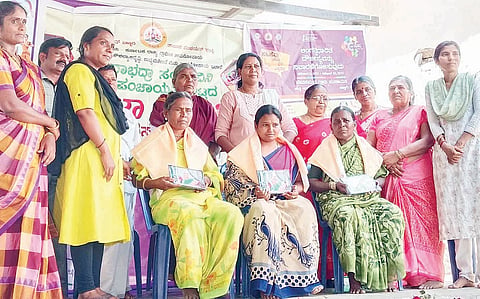 ಕಂಪ್ಲಿ ತಾಲೂಕಿನ ದೇವಸಮುದ್ರದಲ್ಲಿ ಅಂತಾರಾಷ್ಟ್ರೀಯ ಮಹಿಳಾ ದಿನ ಕಾರ್ಯಕ್ರಮದಲ್ಲಿ ಸ್ವಚ್ಛತಾ ಸಿಬ್ಬಂದಿ ನಾಗವೇಣಿ, ಹನುಮಕ್ಕ, ಬಸಮ್ಮ ಅವರನ್ನು ಸನ್ಮಾನಿಸಲಾಯಿತು. ಗ್ರಾಪಂ ಅಧ್ಯಕ್ಷೆ ಮಾಯಮ್ಮ, ಪಿಡಿಒ ಸಾವಿತ್ರಿ ಗೌರೋಜಿ, ಒಕ್ಕೂಟ ಅಧ್ಯಕ್ಷೆ ಕೆ.ಈಶಮ್ಮ, ಒಕ್ಕೂಟ ಕಾರ್ಯದರ್ಶಿ ಎ.ಪುಷ್ಪಾವತಿ ಇತರರಿದ್ದರು.