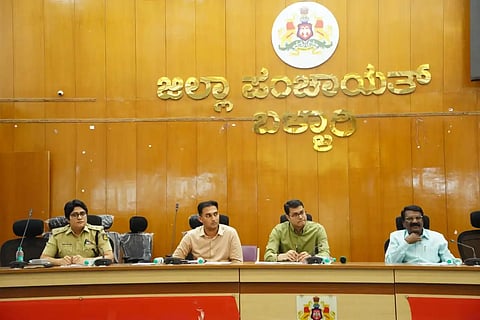 ಬಳ್ಳಾರಿಯ ಜಿಪಂ ಸಭಾಂಗಣದಲ್ಲಿ ಹಮ್ಮಿಕೊಂಡಿದ್ದ ಪೂರ್ವಭಾವಿ ಸಭೆಯಲ್ಲಿ ಡಿಸಿ ಪ್ರಶಾಂತ ಕುಮಾರ ಮಿಶ್ರಾ ಮಾತನಾಡಿದರು. ಲಿಡ್ಕರ್ ಅಧ್ಯಕ್ಷ ಮುಂಡರಗಿ ನಾಗರಾಜ, ಎಸ್ಪಿ ಡಾ.ವಿ.ಜೆ.ಶೋಭಾರಾಣಿ, ಜಿಪಂ ಸಿಇಒ ಮಹಮ್ಮದ್ ಹ್ಯಾರಿಸ್ ಸುಮೇರ್ ಇದ್ದರು.