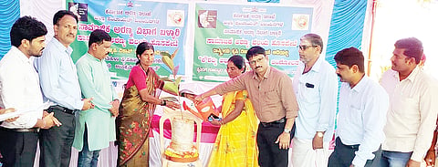 ಹಗರಿಬೊಮ್ಮನಹಳ್ಳಿ ತಾಲೂಕಿನ ಮಾಲವಿ ವಲಯ ಅರಣ್ಯ ನರ್ಸರಿಯಲ್ಲಿ ಜೇನು ಸಾಕಣೆ ತರಬೇತಿ ಕಾರ್ಯಾಗಾರವನ್ನು ಗಂಗಾವತಿ ಕೃಷಿ ವಿದ್ಯಾಲಯದ ಪ್ರಾಧ್ಯಾಪಕ ಬದರಿ ಪ್ರಸಾದ ಉದ್ಘಾಟಿಸಿದರು. ತಾಪಂ ಇಒ ಡಾ.ಜಿ.ಪರಮೇಶಪ್ಪ, ದಾವಣಗೆರೆ ಕಾರ್ಡಿಯ ಸಂಸ್ಥೆ ಮುಖ್ಯಸ್ಥ ಸುದರ್ಶನ, ಗ್ರಾಪಂ ಅಧ್ಯಕ್ಷೆ ಕೊಟ್ರಮ್ಮ ದುರ್ಗಪ್ಪ, ಸದಸ್ಯರಾದ ಕೊಟ್ಟಿಗಿ ನಾಗರಾಜ, ಪರಶುರಾಮ, ಹಸನ್ ಸಾಬ್, ಪಿಡಿಒ ಶ್ರೀಕಾಂತ ನಾಯ್ಕ ಇದ್ದರು.