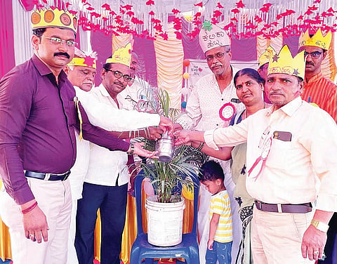 ಕಂಪ್ಲಿ ತಾಲೂಕಿನ ಇಟಗಿ ಸಹಿಪ್ರಾ ಶಾಲೆಯಲ್ಲಿ ಹಮ್ಮಿಕೊಂಡಿದ್ದ ಎಸ್ಎನ್ಪೇಟೆ ಕ್ಲಸ್ಟರ್ಮಟ್ಟದ ಕಲಿಕಾ ಹಬ್ಬಕ್ಕೆ ಗ್ರಾಪಂ ಅಧ್ಯಕ್ಷ ವೈ.ರಮಣಯ್ಯ ಚಾಲನೆ ನೀಡಿದರು. ಇಸಿಒ ಎಂ.ರೇವಣ್ಣ, ಸಿಆರ್ಪಿಗಳಾದ ರೇಣುಕಾರಾಧ್ಯ, ಚಂದ್ರಯ್ಯ ಸೊಪ್ಪಿಮಠ, ಶಿಕ್ಷಕ ಪ್ರತಿನಿಧಿ ಎಂ.ಎ.ನಾಗನಗೌಡ ಇತರರಿದ್ದರು..