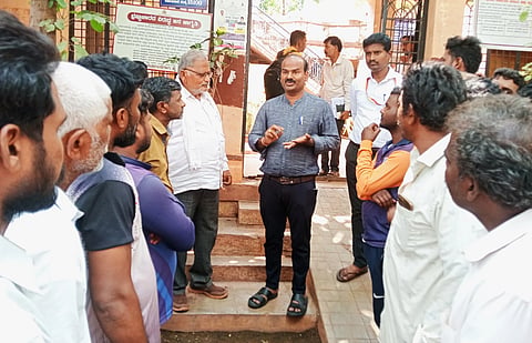 ಸಂಡೂರಿನಲ್ಲಿ ತಾಪಂ ಇಒ ರೇಣುಕಾಚಾರ್ಯ ಸ್ವಾಮಿಗೆ ಗ್ರಾಮಸ್ಥರು ಮನವಿ ಸಲ್ಲಿಸಿದರು. ತಾಪಂ ಮಾಜಿ ಉಪಾಧ್ಯಕ್ಷ ಉಜ್ಜನಗೌಡ, ಗ್ರಾಪಂ ಸದಸ್ಯ ಎಚ್.ತಾಯಪ್ಪ, ಮಾಜಿ ಸದಸ್ಯ ತಾಯಪ್ಪ, ಪ್ರಮುಖರಾದ ಲೋಕಪ್ಪ, ಗುಂಡಪ್ಪ, ರಾಮ, ಮಲ್ಲ, ರಾಮಸ್ವಾಮಿ ಇತರರಿದ್ದರು.