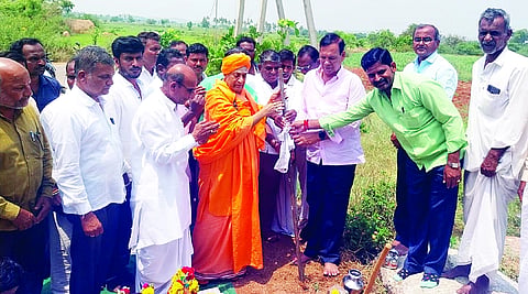 ದೇವದುರ್ಗ ತಾಲೂಕಿನ ಗಾಣಧಾಳ ಕ್ರಾಸ್ನಲ್ಲಿ ಹೇಮರಡ್ಡಿ ಮಲ್ಲಮ್ಮ ವೃತ್ತ ನಿರ್ಮಾಣಕ್ಕೆ ಶ್ರೀ ಜಯಶಾಂತಲಿಂಗೇಶ್ವರ ಶಿವಾಚಾರ್ಯರು ಭೂಮಿಪೂಜೆ ನೆರವೇರಿಸಿದರು. ಹೇಮರಡ್ಡಿ ಮಲ್ಲಮ್ಮ ಸಂಘದ ತಾಲೂಕು ಗೌರವಾಧ್ಯಕ್ಷ ವೆಂಕಟರಾಯ ಬೆನಕನ್, ಪ್ರಮುಖರಾದ ಚಂದ್ರಶೇಖರ ಪಾಟೀಲ್ ಮಿಯ್ಯಪುರ, ಬಸನಗೌಡ ವಕೀಲ, ದೇವರೆಡ್ಡಿ ಇತರರಿದ್ದರು.