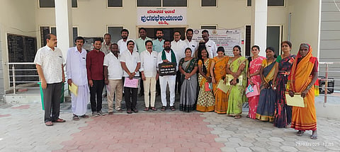 ಮಸ್ಕಿ ಪುರಸಭೆಯಲ್ಲಿ ೆ ಅಧ್ಯಕ್ಷ ಮಲ್ಲಯ್ಯ ಅಂಬಾಡಿ 2025-26ನೇ ಸಾಲಿನ ಬಜೆಟ್ ಪ್ರತಿ ಪ್ರದರ್ಶಿಸಿದರು. ಉಪಾಧ್ಯಕ್ಷೆ ಗೀತಮ್ಮ ಬುಕ್ಕಣ್ಣ, ಸ್ಥಾಯಿ ಸಮಿತಿ ಅಧ್ಯಕ್ಷ ಚೇತನ ಪಾಟೀಲ್, ಪುರಸಭೆ ಸದಸ್ಯರಾದ ರವಿಗೌಡ ಪಾಟೀಲ್, ತಿಮ್ಮಣ್ಣ ಚಿಗರಿ, ದೊಡ್ಡ ಕರಿಯಪ್ಪ, ಮೌನೇಶ್ ಮುರಾರಿ, ಶರಣಯ್ಯ ಸೊಪ್ಪಿಮಠ, ಮಂಜುನಾಥ, ರೇಣುಕಾ ಉಪ್ಪಾರ, ಭರತ ಕುಮಾರ್, ಶಬ್ಬೀರ್ ಸಾಬ್ ಇತರರಿದ್ದರು.