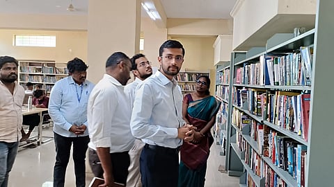 ರಾಯಚೂರಿನ ಸಾರ್ವಜನಿಕ ಗ್ರಂಥಾಲಯಕ್ಕೆ ಜಿಲ್ಲಾಧಿಕಾರಿ ಕೆ.ನಿತೀಶ್ ಭೇಟಿ ನೀಡಿ ಪರಿಶೀಲಿದರು. ಪಾಲಿಕೆ ಆಯುಕ್ತ ಜುಬಿನ್ ಮೊಹಪಾತ್ರ, ಸಹಾಯಕ ಆಯುಕ್ತ ಗಜಾನನ ಬಾಳೆ, ಮುಖ್ಯ ಗ್ರಂಥಾಲಯಾಧಿಕಾರಿ ನಿರ್ಮಲಾ, ಪಾಂಡುರಂಗ ಇತರರಿದ್ದರು.