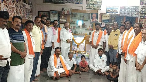 ಹನುಮಸಾಗರದ ನಿಸರ್ಗ ಸಂಗೀತ ಶಾಲೆಯಲ್ಲಿ ಪಂಡಿತ್ ಪುಟ್ಟರಾಜ ಗವಾಯಿಗಳ 111ನೇ ಜನ್ಮ ದಿನ ಕಾರ್ಯಕ್ರಮ ಹಮ್ಮಿಕೊಳ್ಳಲಾಗಿತ್ತು. ಎಎಸ್ಐ ಶಿವಕುಮಾರ ಹಿರೇಮಠ, ಶಾಲೆಯ ಅಧ್ಯಕ್ಷ ಮಲ್ಲಯ್ಯ ಕೋಮಾರಿ, ಪ್ರಮುಖರಾದ ಮಹಾಂತಯ್ಯ ಕೋಮಾರಿ, ಮುತ್ತಣ್ಣ ಸಂಗಮದ, ಶಂಕ್ರಪ್ಪ ಸಿನ್ನೂರ, ಈರಣ್ಣ ಹುನಗುಂಡಿ, ಏಕನಾಥ ಮೆದಿಕೇರಿ ಇತರರಿದ್ದರು.