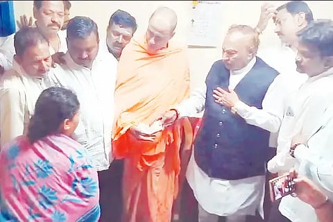 K.S. Eshwarappa consoles Swathi's family