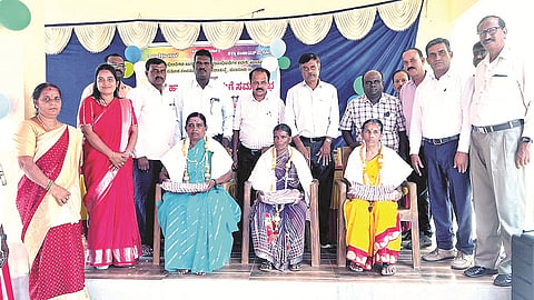 ಯ ಸರ್ಕಾರಿ ಶಾಲೆ ಆವರಣದಲ್ಲಿ ಆಯೋಜಿಸಿದ್ದ ಕಾರ್ಯಕ್ರಮದಲ್ಲಿ ವಯೋ ನಿವೃತ್ತಿ ಹೊಂದಿದ ಬಿಸಿಯೂಟ ತಯಾರಿಕರನ್ನು ಸನ್ಮಾನಿಸಲಾಯಿತು. ಎಸ್.ಬಿ.ಮಹದೇವ್, ಲೋಕೇಶ್, ಕುಮಾರಸ್ವಾಮಿ ಇದ್ದರು.