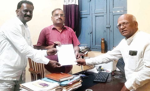 ಭತ್ತ ಖರೀದಿ ಕೇಂದ್ರ ಆರಂಭಿಸುವಂತೆ ಕಂಪ್ಲಿ ತಹಸೀಲ್ದಾರ್ ಎಸ್.ಶಿವರಾಜಗೆ ನಂ.3ಸಣಾಪುರ ನೀರು ಬಳಕೆದಾರರ ಸಹಕಾರ ಸಂಘದಿಂದ ಮನವಿ ಸಲ್ಲಿಸಲಾಯಿತು. ಅಧ್ಯಕ್ಷ ಅಯ್ಯೋದಿ ವೆಂಕಟೇಶ, ಅಕ್ಕಿಗಿರಣಿ ಮಾಲೀಕರ ಸಂಘದ ರಾಜ್ಯ ಉಪಾಧ್ಯಕ್ಷ ಕೆ.ಎಂ.ಹೇಮಯ್ಯಸ್ವಾಮಿ ಇದ್ದರು.