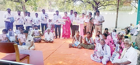 ಬಳ್ಳಾರಿ ತಾಲೂಕಿನ ಶಿಡಿಗಿನಮೊಳ ಗ್ರಾಮದಲ್ಲಿ ಹಾವು ಕಡಿತದ ಕುರಿತು ಜಾಗೃತಿ ಕಾರ್ಯಕ್ರಮದಲ್ಲಿ ಭಿತ್ತಿಪತ್ರಗಳನ್ನು ಪ್ರದರ್ಶಿಸಲಾಯಿತು. ಜಿಲ್ಲಾ ಸರ್ವೇಕ್ಷಣಾಧಿಕಾರಿ ಡಾ.ವಿ.ಕೆ.ಮರಿಯಂಬಿ, ಗ್ರಾಪಂ ಸದಸ್ಯ ಗಾದಿಲಿಂಗನಗೌಡ, ಸಾಂಕ್ರಮಿಕ ರೋಗ ತಜ್ಞರಾದ ಡಾ.ವಿಶಾಲಾಕ್ಷಿ, ಎಂ.ಸಿಂಧು, ನವೀನ, ಶಿವಕುಮಾರ, ಸವಿತಾ ಇತರರಿದ್ದರು.