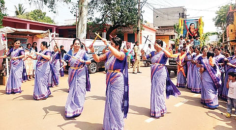 ಸಂಡೂರಿನಲ್ಲಿ ಶಿವಶರಣೆ ಅಕ್ಕಮಹಾದೇವಿ ಜಯಂತಿ ಅಂಗವಾಗಿ ಮಹಿಳೆಯರಿಂದ ಕೋಲಾಟ ಪ್ರದರ್ಶನ ನಡೆಯಿತು.
