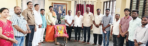ದೇವದುರ್ಗದ ತಾಲೂಕು ಆಡಳಿತಸೌಧದಲ್ಲಿ ಅಕ್ಕಮಹಾದೇವಿ ಜಯಂತಿ ಆಚರಿಸಲಾಯಿತು. ಗ್ರೇಡ್-2 ತಹಸೀಲ್ದಾರ್ ಭೀಮರಾಯ ಮೇಟಿ, ಕಸಾಪ ತಾಲೂಕು ಅಧ್ಯಕ್ಷ ಎಚ್.ಶಿವರಾಜ, ವೀರಶೈವ ಲಿಂಗಾಯತ ಮಹಾಸಭಾ ಅಧ್ಯಕ್ಷ ಶೀಖರೇಶ ಪಾಟೀಲ್, ಸಮಾಜದ ಮುಖಂಡರಾದ ಮಲ್ಲನಗೌಡ ಗೆಜ್ಜೆಬಾವಿ, ಚಂದ್ರಶೇಖರ ಪಾಟೀಲ್ ಮಿಯ್ಯಪುರ ಇತರರಿದ್ದರು.