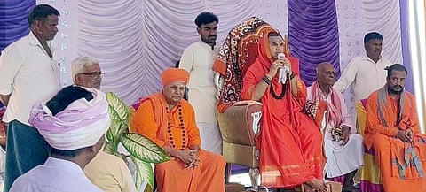 ಹಗರಿಬೊಮ್ಮನಹಳ್ಳಿ ತಾಲೂಕಿನ ಹರೇಗೊಂಡನಹಳ್ಳಿಯಲ್ಲಿ ಬಸವೇಶ್ವರ ದೇವಸ್ಥಾನದ ಗೋಪುರ ಉದ್ಘಾಟನೆ ಹಾಗೂ ಕಲಶಾರೋಹಣ ಕಾರ್ಯಕ್ರಮದಲ್ಲಿ ಉಜ್ಜಿನಿ ಜಗದ್ಗುರು ಸಿದ್ಧಲಿಂಗ ರಾಜದೇಶಿಕೇಂದ್ರ ಶಿವಾಚಾರ್ಯರು ಆಶೀರ್ವಚನ ನೀಡಿದರು. ಮರಿಯಮ್ಮನಹಳ್ಳಿ ಮಲ್ಲಿಕಾರ್ಜುನ ಶಿವಾಚಾರ್ಯರು, ಶ್ರೀ ಹಾಲಸಿದ್ಧೇಶ್ವರ ಸ್ವಾಮೀಜಿ ಇತರರಿದ್ದರು.