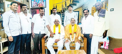 ಗಂಗಾವತಿಯಲ್ಲಿ ಹಮ್ಮಿಕೊಂಡಿದ್ದ ಅಭಿನಂದನೆ ಕಾರ್ಯಕ್ರಮದಲ್ಲಿ ಜಿಪಂ ಮಾಜಿ ಸದಸ್ಯ ಎಚ್.ಎಂ.ಸಿದ್ರಾಮಯ್ಯಸ್ವಾಮಿ, ಕಾಡಾ ಮಾಜಿ ಅಧ್ಯಕ್ಷ ಬಿ.ಎಚ್.ಎಂ.ತಿಪ್ಪೇರುದ್ರಸ್ವಾಮಿ ಅವರನ್ನು ಸನ್ಮಾನಿಸಲಾಯಿತು. ಕಾರಟಗಿ ಘಟಕದ ಗೌರವಾಧ್ಯಕ್ಷ ಸಿದ್ದಯ್ಯಸ್ವಾಮಿ, ಅಧ್ಯಕ್ಷ ಶಿವಕುಮಾರ ಸ್ವಾಮಿ ಹಿರೇಮಠ, ಉಪಾಧ್ಯಕ್ಷರಾದ ಶಿವಪುತ್ರಯ್ಯ ಹಿರೇಮಠ, ಚಂದ್ರಯ್ಯಸ್ವಾಮಿ ಸೋಮನಾಳ ಇತರರಿದ್ದರು.