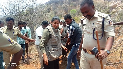 ಕನಕಗಿರಿ ತಾಲೂಕಿನ ಅಡವಿಬಾವಿ ಗ್ರಾಮದ ಗುಡ್ಡದ ಪ್ರದೇಶದಲ್ಲಿ ಗಾಯಗೊಂಡು ಬಿದ್ದಿದ್ದ ಕರಡಿಯನ್ನು ಅರಣ್ಯ ಇಲಾಖೆ ಸಿಬ್ಬಂದಿ ಚಿಕಿತ್ಸೆಗಾಗಿ ಪ್ರಾಣಿ ಸಂಗ್ರಹಾಲಯಕ್ಕೆ ಸ್ಥಳಾಂತರಿಸಿದರು. ವಲಯ ಅರಣ್ಯಾಧಿಕಾರಿ ಸುಭಾಷ್ಚಂದ್ರ ನಾಯಕ, ಅರವಳಿಕೆ ತಜ್ಞೆ ಡಾ.ಪ್ರಕೃತಿ, ಸಿಬ್ಬಂದಿ ಇತರರಿದ್ದರು.