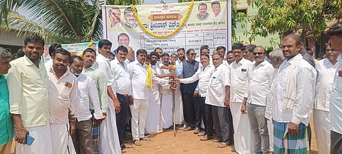 ಕಾನಹೊಸಹಳ್ಳಿಯ ಉಜ್ಜಿನಿ ವೃತ್ತದಲ್ಲಿ ರಸ್ತೆ ಕಾಮಗಾರಿಗೆ ಶಾಸಕ ಡಾ.ಎನ್.ಟಿ.ಶ್ರೀನಿವಾಸ್ ಭೂಮಿಪೂಜೆ ನೆರವೇರಿಸಿದರು. ಗ್ರಾಪಂ ಅಧ್ಯಕ್ಷ ಸಿದ್ದನಗೌಡ, ಉಪಾಧ್ಯಕ್ಷೆ ಲಕ್ಷ್ಮೀ ರಜನಿಕಾಂತ್, ಪ್ರಮುಖರಾದ ಕೆ.ಎಂ.ಶಶಿಧರ, ಹುಲಿಕೆರೆ ದುರುಗೇಶ್, ಗ್ರಾಪಂ ಸದಸ್ಯ ನಾಗೇಶ್, ಪಿಡಿಒ ವಿನಯಕುಮಾರ್ ಇತರರಿದ್ದರು.