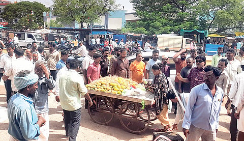 ಲಿಂಗಸುಗೂರಿನಲ್ಲಿ ಬೀದಿಬದಿ ವ್ಯಾಪಾರಸ್ಥರು ಸ್ವಯಂಪ್ರೇರಿತರಾಗಿ ತೆರವುಗೊಳಿಸುತ್ತಿರುವುದು.