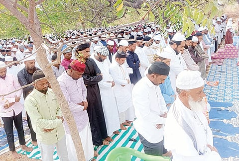 ಗುರುಗುಂಟಾ ಈದ್ಗಾ ಮೈದಾನದಲ್ಲಿ ಸಾಮೂಹಿಕ ಪ್ರಾರ್ಥನೆ ಸಲ್ಲಿಸಲಾಯಿತು.