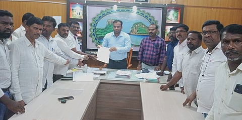 ಸಂಡೂರಿನಲ್ಲಿ ತಹಸೀಲ್ದಾರ್ ಅನಿಲ್ ಕುಮಾರಗೆ ವಿವಿಧ ಸಂಘಟನೆಗಳ ಪ್ರಮುಖರು ಮನವಿ ಸಲ್ಲಿಸಿದರು. ಪುರಸಭೆ ಸದಸ್ಯ ಎಲ್.ಎಚ್.ಶಿವಕುಮಾರ್, ಆದಿಜಾಂಬವ ಸಂಘದ ತಾಲೂಕು ಅಧ್ಯಕ್ಷ ನಿಂಗಪ್ಪ ಐಹೊಳೆ, ದಲಿತ ಸಂಘರ್ಷ ಸಮಿತಿ ತಾಲೂಕು ಸಂಚಾಲಕ ರಾಮಕೃಷ್ಣ ಹೆಗಡೆ, ಪ್ರಮುಖರಾದ ಮಲ್ಲೇಶ್ ಕಮ್ಮತ್ತೂರು, ಹೊನ್ನೂರಸ್ವಾಮಿ, ಮರಿಸ್ವಾಮಿ, ಎಚ್.ಗಂಗಪ್ಪ, ಕಾಶಪ್ಪ, ತಾರಾನಗರ ರುದ್ರಮುನಿ, ಎಚ್.ಕುಮಾರಸ್ವಾಮಿ, ಹನುಮಂತರೆಡ್ಡಿ ಇತರರಿದ್ದರು.