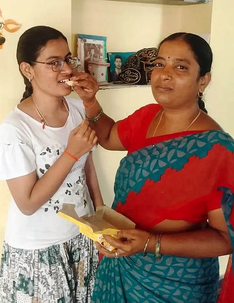 ದ್ವಿತೀಯ ಪಿಯುಸಿಯಲ್ಲಿ ಸಾಧನೆ ಮಾಡಿದ ಸೃಷ್ಟಿಗೆ ತಾಯಿ ಲಲಿತಾ ದಾಯಿಪುಲ್ಲೆ ಸಿಹಿ ತಿನ್ನಿಸುತ್ತಿರುವುದು.