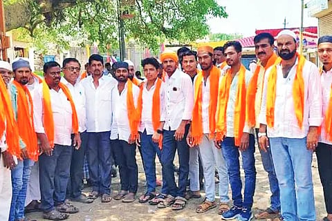 Anjuman Samiti distributed cold drinks to devotees