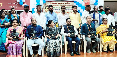 GIMS Horaguttige Karmikar Sanghadind Raktadan Hannu Hampal Vitarane Mattu Karmikarige Sanman Samarambh News Photo