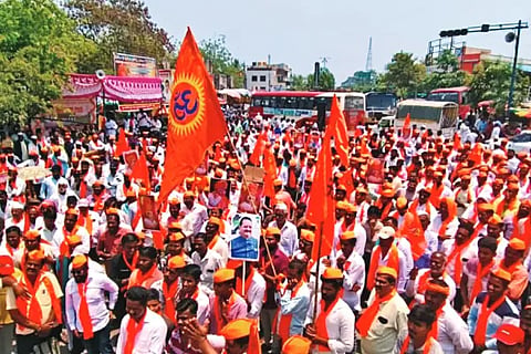 ಶಾಸಕ ಬಸನಗೌಡ ಪಾಟೀಲರ ಉಚ್ಚಾಟನೆ ಖಂಡಿಸಿ ಇಂಡಿಯಲ್ಲಿ ಅಭಿಮಾನಿಗಳು ಬೃಹತ್ ಪ್ರತಿಭಟನೆ ನಡೆಸಿದರು. ಬಸನಗೌಡ ಪಾಟೀಲ (ನಾಗರಾಳ ಹುಲಿ), ಎಂ.ಎಸ್.ರುದ್ರಗೌಡ, ವಿ.ಎಚ್. ಬಿರಾದಾರ ಇತರರಿದ್ದಾರೆ.