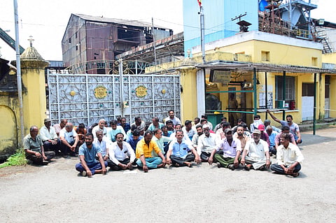 Mysugar contract workers protest Mandya