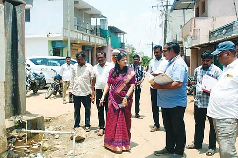 ZP CEO Ruchi Bindal visits Kaginele, Kummur village