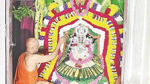 ಗಂಡಸಿ ಹೋಬಳಿಯ ಆದಿಹಳ್ಳಿಯಲ್ಲಿ ಶ್ರೀ ಲಕ್ಷ್ಮೀ ದೇವಿಗೆ ಡಾ. ನಿರ್ಮಲಾನಂದನಾಥ ಸ್ವಾಮೀಜಿ ವಿಶೇಷ ಪೂಜೆ ಸಲ್ಲಿಸಿದರು.