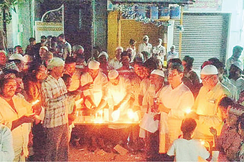 ಸಿರವಾರದಲ್ಲಿ ನೂರಾನಿ ಮಸೀದಿ ಕಮೀಟಿ ಹಾಗೂ ಮುಸ್ಲಿಂ ಸಮುದಾಯದಿಂದ ಮೋಂಬತ್ತಿ ಬೆಳಗಿಸಿ ಸಂತಾಪ ಸೂಚಿಸಲಾಯಿತು. ಕಮೀಟಿ ಅಧ್ಯಕ್ಷ ಮಹ್ಮದ್ವಲಿ ಗುತ್ತೇದಾರ, ಸಂದೀಪನಾ ಶಾಲೆಯ ಅಧ್ಯಕ್ಷ ಫಕೃದ್ದೀನ್ ಹಾಗೂ ಸಮುದಾಯದ ಪ್ರಮುಖರು ಇದ್ದರು.