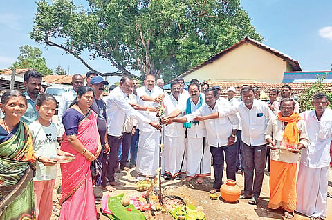 ಒಂದು ಕೋಟಿ ನಲವತ್ತು ಲಕ್ಷ ರಸ್ತೆ ಕಾಮಾಗಾರಿ ಭೊಮಿ ಪೊಜೆ,... 1