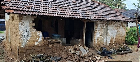 ಚೆನ್ನಯ್ಯನಕೋಟೆಯಲ್ಲಿ ಮನೆಯ ಹಿಂಬದಿಯ ಗೋಡೆ ಕುಸಿದು ಬಿದ್ದಿರುವುದು.