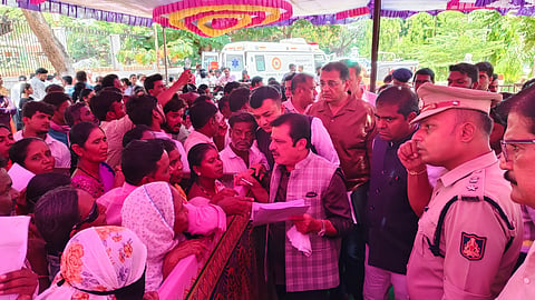 ಹೊಸಪೇಟೆ ಜಿಲ್ಲಾಧಿಕಾರಿ ಕಚೇರಿ ಅವರಣದಲ್ಲಿ ಹಮ್ಮಿಕೊಂಡಿದ್ದ ಜನಸ್ಪಂದನ ಕಾರ್ಯಕ್ರಮದಲ್ಲಿ ಜಿಲ್ಲಾ ಉಸ್ತುವಾರಿ ಸಚಿವ ಜಮೀರ್ ಅಹ್ಮದ್ ಖಾನ್ ಸಾರ್ವಜನಿಕರ ಅಹವಾಲು ಸ್ವೀಕರಿಸಿದರು. ಕೂಡ್ಲಿಗಿ ಶಾಸಕ ಡಾ.ಎನ್.ಟಿ.ಶ್ರೀನಿವಾಸ್, ಹುಡಾ ಅಧ್ಯಕ್ಷ ಎಚ್.ಎನ್.ಎಫ್.ಇಮಾಮ್ ನಿಯಾಜಿ, ಜಿಲ್ಲಾಧಿಕಾರಿ ಎಂ.ಎಸ್.ದಿವಾಕರ, ಜಿಪಂ ಸಿಇಒ ನೋಂಗ್ಜಾಯ್ ಮೊಹಮ್ಮದ್ ಅಲಿ ಅಕ್ರಂ ಷಾ, ಎಸ್ಪಿ ಬಿ.ಎಲ್.ಶ್ರೀಹರಿಬಾಬು ಇತರರಿದ್ದರು.