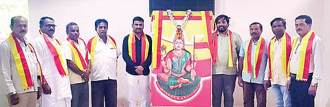 ಮುದಗಲ್ನಲ್ಲಿ ಮಂಗಳವಾರ ಕನ್ನಡ ಸಾಹಿತ್ಯ ಪರಿಷತ್ತಿನಿಂದ ಸಂಸ್ಥಾಪನಾ ದಿನ ಆಚರಿಸಲಾಯಿತು. ಕಸಾಪ ಮುದಗಲ್ ಘಟಕದ ಅಧ್ಯಕ್ಷ ಹಾಜಿ ಮಲಂಗಬಾಬಾ, ಪ್ರಮುಖರಾದ ಆರ್.ವಿ.ಗುಮಾಸ್ತೆ, ಯಮನೂರ ನದಾಫ್ ಇತರರಿದ್ದರು.