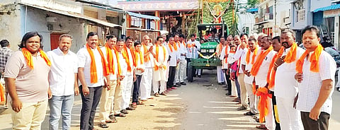 ಸಿರವಾರದಲ್ಲಿ ಆರ್ಯವೈಶ್ಯ ಸಮಾಜದಿಂದ ಶ್ರೀ ಕನ್ಯಕಾ ಪರಮೇಶ್ವರಿ ಭಾವಚಿತ್ರ ಮೆರವಣಿಗೆ ಮಾಡಲಾಯಿತು. ಪ್ರಮುಖರಾದ ಎಂ.ಪರಮೇಶ್ವರ ಶೆಟ್ಟಿ, ಎಂ.ನರಸಿಂಹಯ್ಯಶೆಟ್ಟಿ, ಎಂ.ಶೇಷಯ್ಯ ಶೆಟ್ಟಿ, ಆರ್.ಜಯರಾಮಯ್ಯ ಶೆಟ್ಟಿ ಇತರರಿದ್ದರು.
