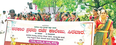 ಸಿರವಾರದ ಪ್ರಥಮ ದರ್ಜೆ ಕಾಲೇಜಿನಲ್ಲಿ ಹಮ್ಮಿಕೊಂಡಿದ್ದ ಜನಪದ ಉತ್ಸವ ಕಾರ್ಯಕ್ರಮಕ್ಕೆ ವಿದ್ಯಾರ್ಥಿಗಳು ಉಪನ್ಯಾಸಕರನ್ನು ಎತ್ತಿನ ಬಂಡಿಯಲ್ಲಿ ಕರೆತಂದರು. ಕಸಾಪ ತಾಲೂಕು ಅಧ್ಯಕ್ಷ ಸುರೇಶ್ ಹೀರಾ, ಉಪನ್ಯಾಸಕರಾದ ಡಾ.ಪಾಂಡು, ಲಕ್ಷ್ಮಣ ಯಾದವ್ ಇತರರಿದ್ದರು.