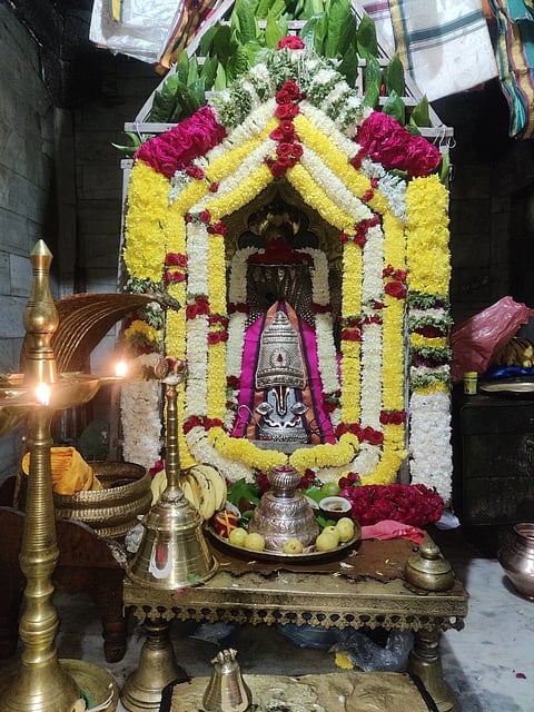 ದೇವದುರ್ಗ ತಾಲೂಕಿನ ಮಾನಸಗಲ್ ಶ್ರೀ ಲಕ್ಷ್ಮೀ ರಂಗನಾಥ ಸ್ವಾಮಿಗೆ ವಿಶೇಷ ಅಲಂಕಾರ ಮಾಡಿರುವುದು.