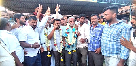 ಕಿಕ್ಕೇರಿ ಹೋಬಳಿಯ ಮಾದಾಪುರದಲ್ಲಿ ಭಾನುವಾರ ಜರುಗಿದ ಪ್ರಾಥಮಿಕ ಕೃಷಿ ಪತ್ತಿನ ಸಹಕಾರ ಸಂಘದ ನಿರ್ದೇಶಕರ ಚುನಾವಣೆಯಲ್ಲಿ ವಿಜೇತರಾದ ನಿರ್ದೇಶಕರೊಂದಿಗೆ ಅಭಿಮಾನಿಗಳು ಸಂಭ್ರಮ ಹಂಚಿಕೊಂಡರು.