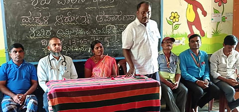 ಕಂಪ್ಲಿ ತಾಲೂಕಿನ ಎಮ್ಮಿಗನೂರಿನಲ್ಲಿ ಮಕ್ಕಳ ಆರೋಗ್ಯ ತಪಾಸಣಾ ಶಿಬಿರದಲ್ಲಿ ಪಿಡಿಒ ತಾರು ಲಕ್ಷ್ಮಣನಾಯ್ಕ ಮಾತನಾಡಿದರು. ಗ್ರಾಪಂ ಅಧ್ಯಕ್ಷೆ ಎಚ್.ಜೆ.ಶಾರದಾ, ಸದಸ್ಯ ಹೂಗಾರ ಲೋಕೇಶ, ವೈದ್ಯಾಧಿಕಾರಿ ಮಹಮ್ಮದ್ ಫಾರೂಕ್, ಶಿಕ್ಷಕ ಶಿವನೇಗೌಡರ ರಾಮಪ್ಪ ಇತರರಿದ್ದರು.